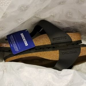 New in Box Birkenstock Black Leather Gizeh Sandals